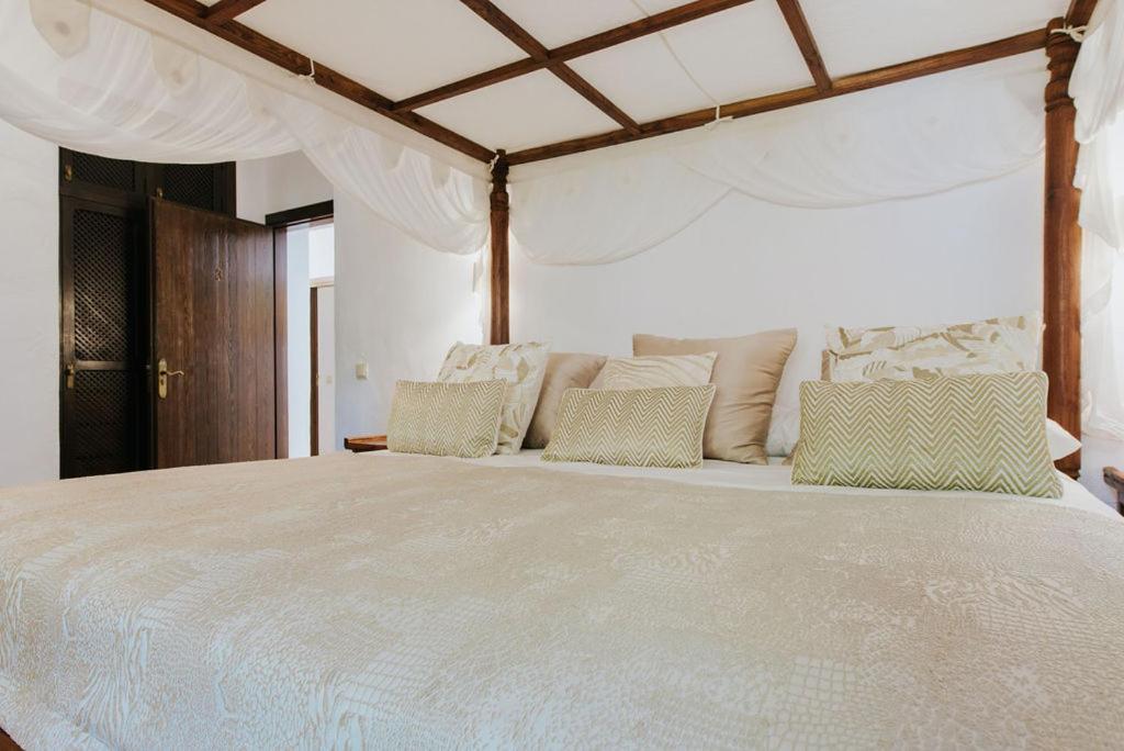 Villa & Guesthouse Paissa D'En Bernat Cala Tarida  Exterior photo